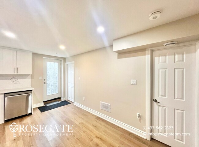 Photo du bâtiment - Bright 2-Bedroom Basement Apartment with Parking in North London