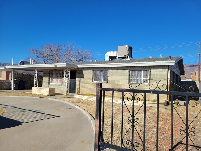 Foto del edificio - 4875 Mcgregor Dr