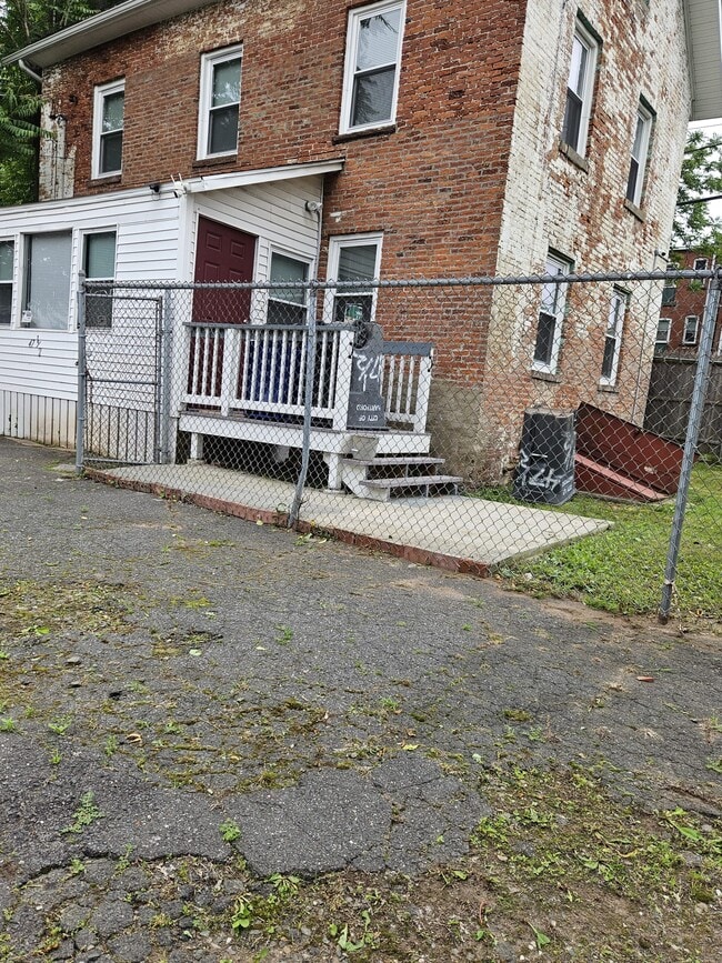Building Photo - 47 1/2 Putnam St