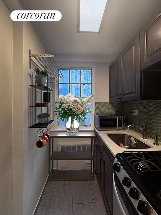 Foto del edificio - 245 E 35th St