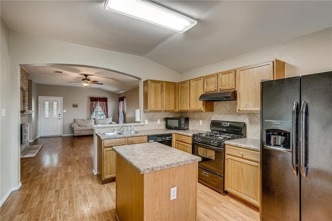 Foto del edificio - 17829 Violet Ln