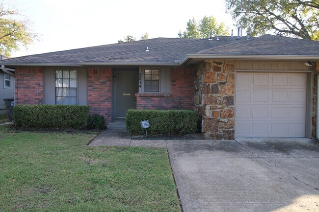 Foto del edificio - Stunning 2 Bed 2 Bath duplex: NO PETS