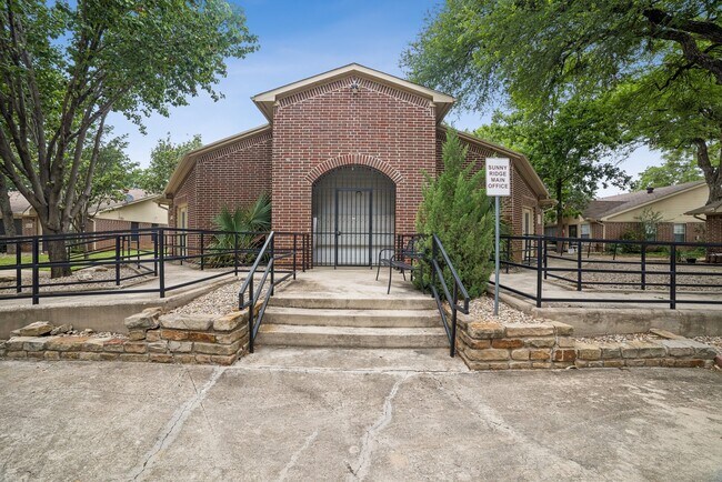 Foto del edificio - 1604 N Hills Blvd