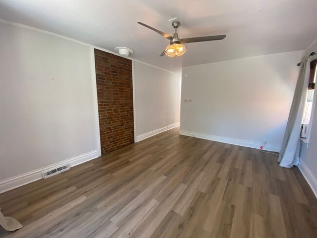 Building Photo - Beautiful 2 Bed 1 Bath Rowe Home in Washington Park Neighborhood