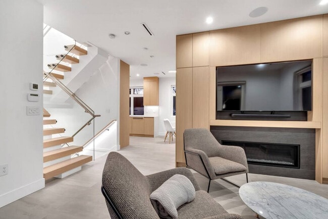 Building Photo - 74 W 14th Ave