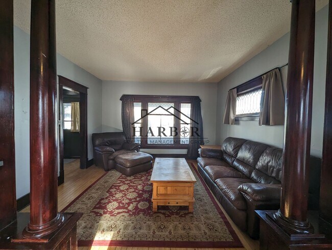 Building Photo - Charming single family home with beautiful...