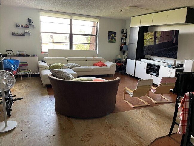 Foto del edificio - 665 NE 195th St