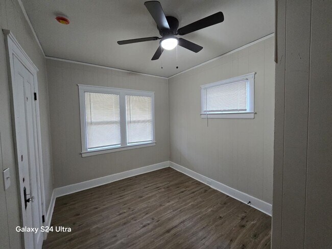 Foto del edificio - Renovated 3-Bedroom Home – We Welcome Sect...