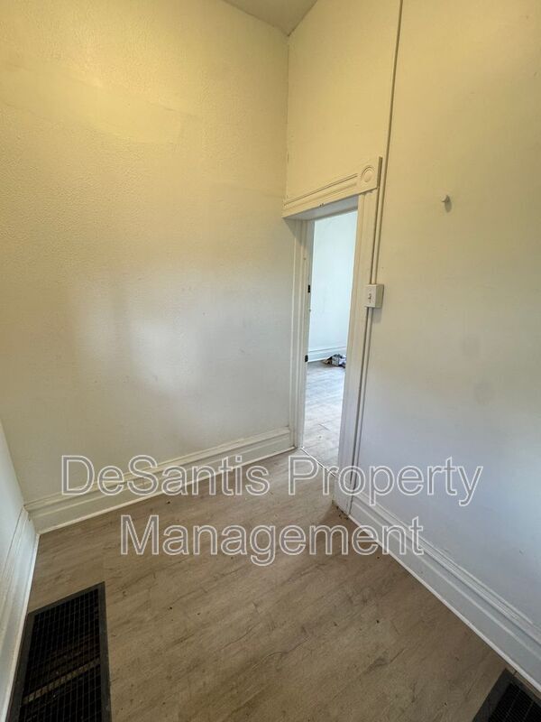 Foto del edificio - 540 W 7th Ave