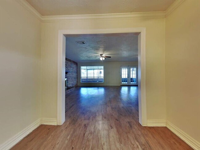Foto del edificio - 8315 Little River Rd