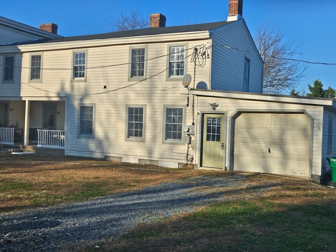 Foto principal - 3 Bedroom 1.5 Bath Located in Middletown