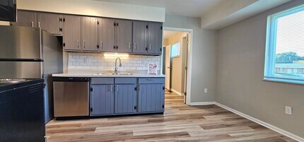 Building Photo - 3030-3032 Creekview Cir
