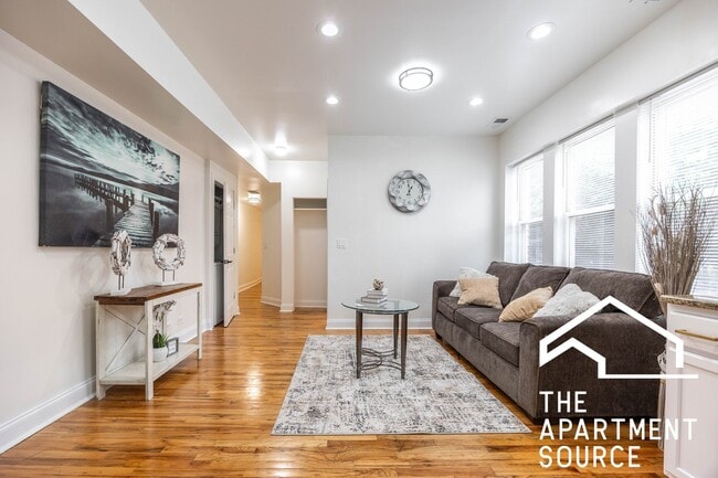 Photo - 3849 W Ainslie St (Chicago, IL) Apartment