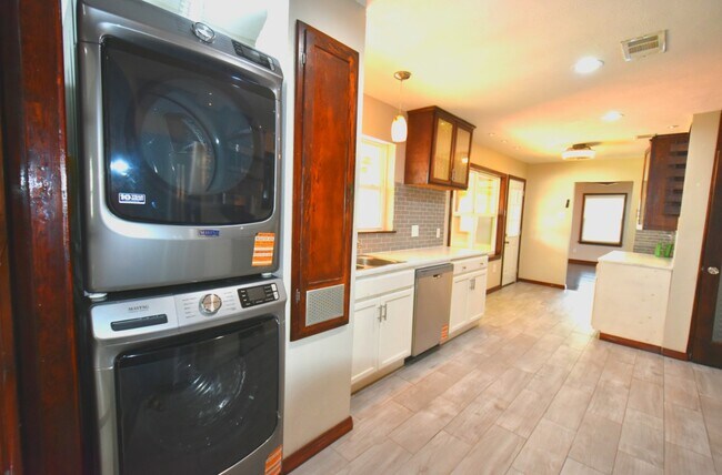 Foto del edificio - 5602 Tallow Ln