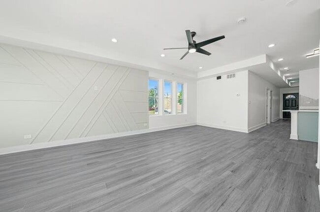 Building Photo - 322 S Kostner Ave
