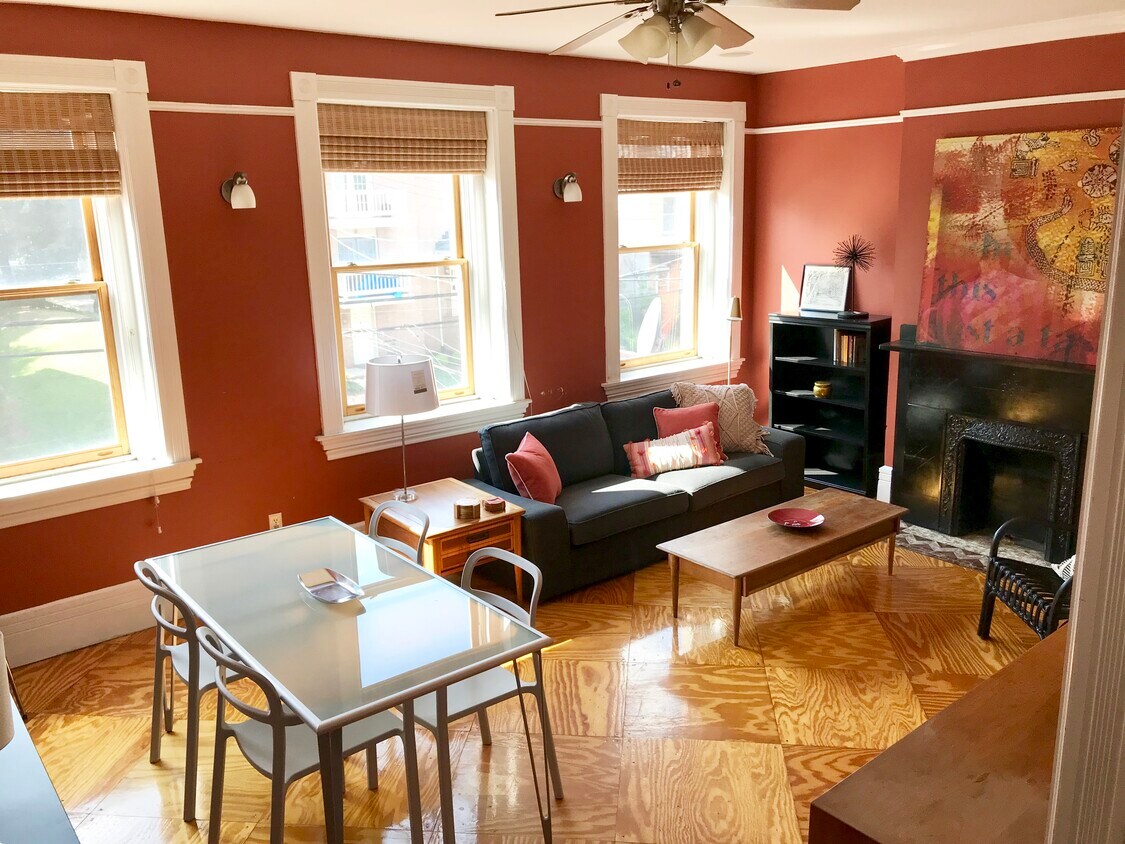 Sala de estar amueblada en el segundo piso. Dimensiones (en pies estadounidenses): 4,9 m x 4,8 m. Ventanas orientadas al oeste para disfrutar de la luz de la tarde. - 3284 Dawson Street