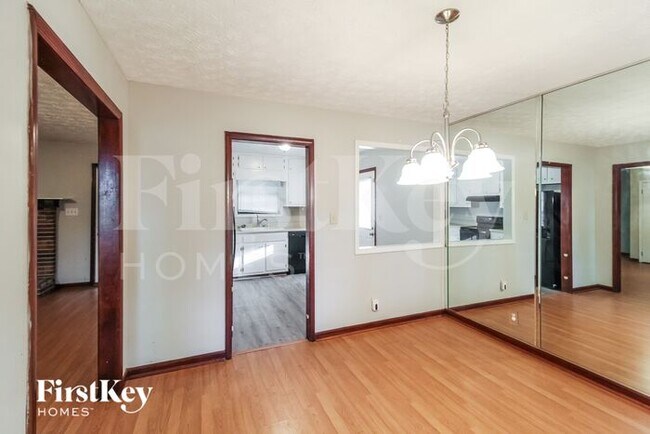Foto del edificio - 1070 Oak Grove Cir