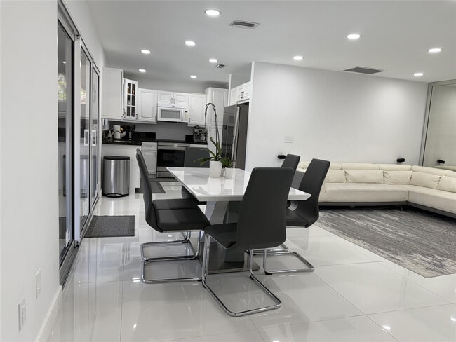 Foto del edificio - 9599 Stones River Park Way