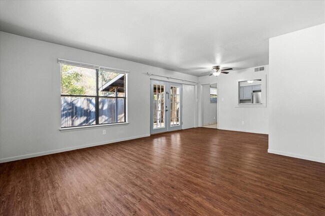 Building Photo - 1130 Bois D'Arc St