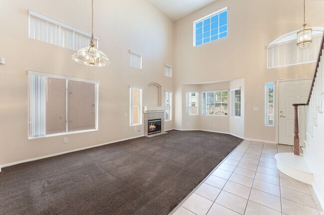 Building Photo - STUNNING 5 BEDROOM HOME!