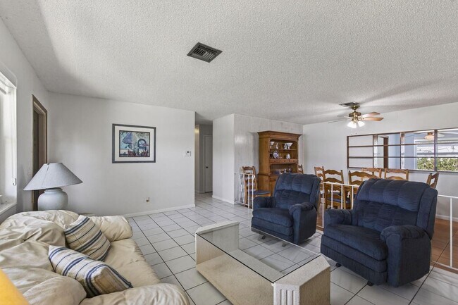 Foto del edificio - 704 Juniper Dr