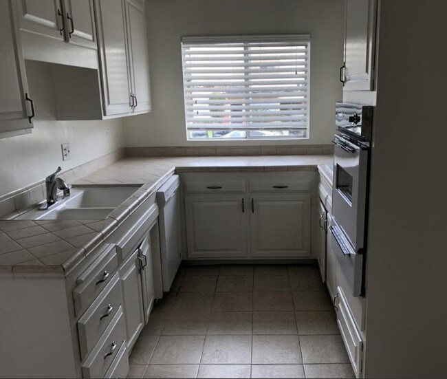 Interior Photo - 858 S Shenandoah St