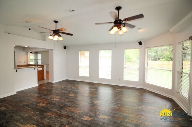 Building Photo - Stunning 4 Bedroom Home in Fort Walton Beach