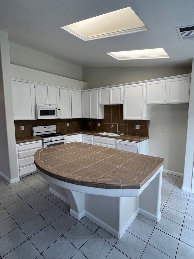 Foto del edificio - Spacious SW Bakersfield home!