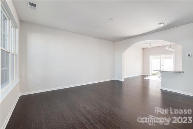 Foto del edificio - 3 bedroom town home in Rea Farms- walkable community to restaurants, shops, walking trails
