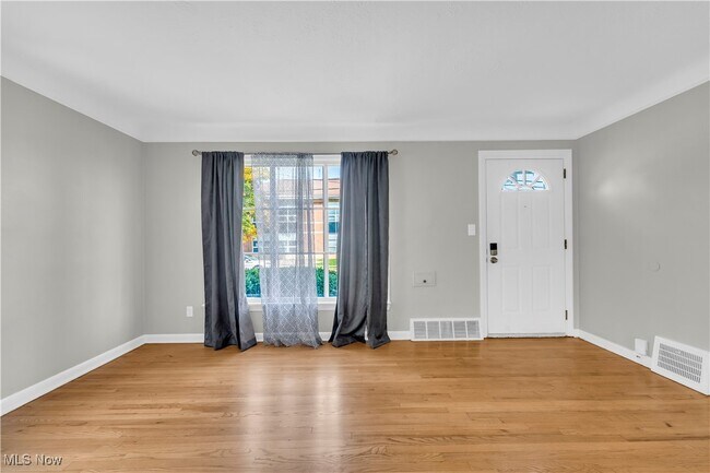 Foto del edificio - 25730 Shoreview Ave