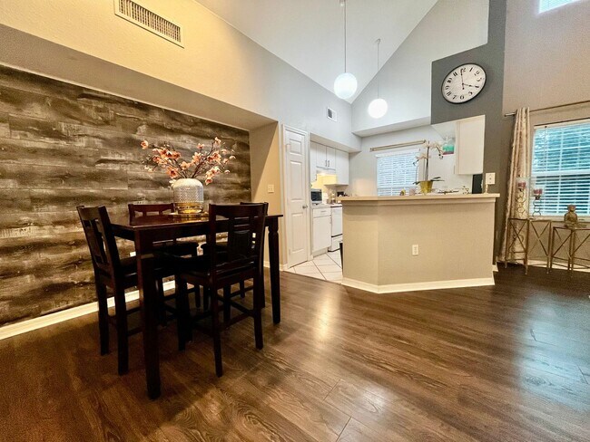 Building Photo - Spacious 1/1 Townhome with Loft in West Ch...