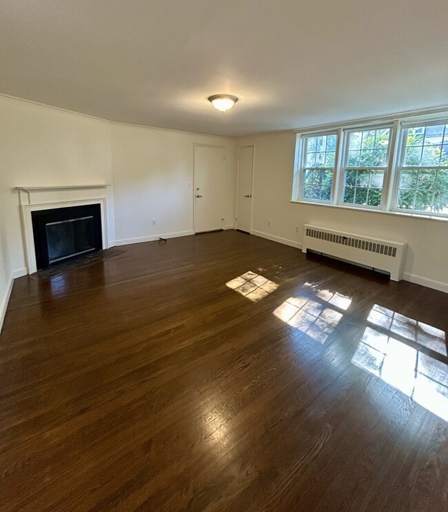 Building Photo - 165 Thoreau St