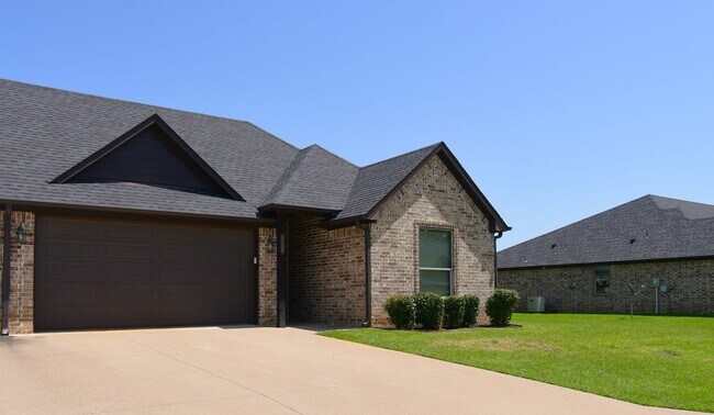 Building Photo - Granite Countertops, Garage & Fenced Yard!
