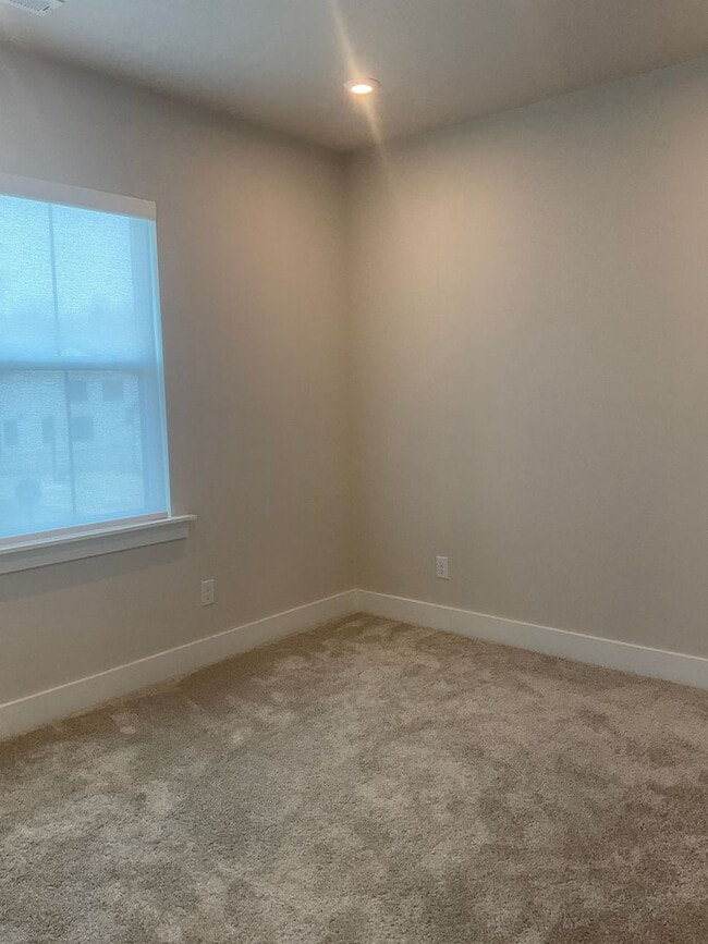 Building Photo - Welcome to this charming two-story townhome in the heart of Belmont, NC.