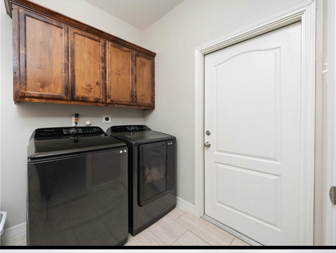 Foto principal - 3141 Piranha Dr