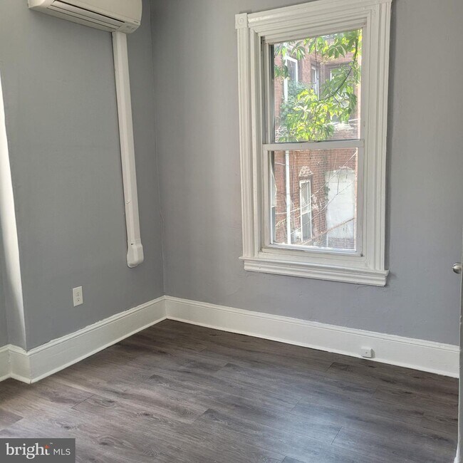 Building Photo - 5526 Jane St