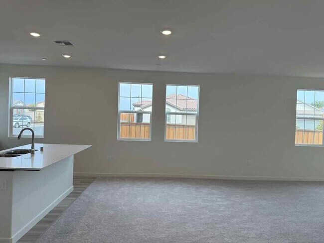 Foto del edificio - Brand New Home in Elk Grove. 4 Bed/3Bath