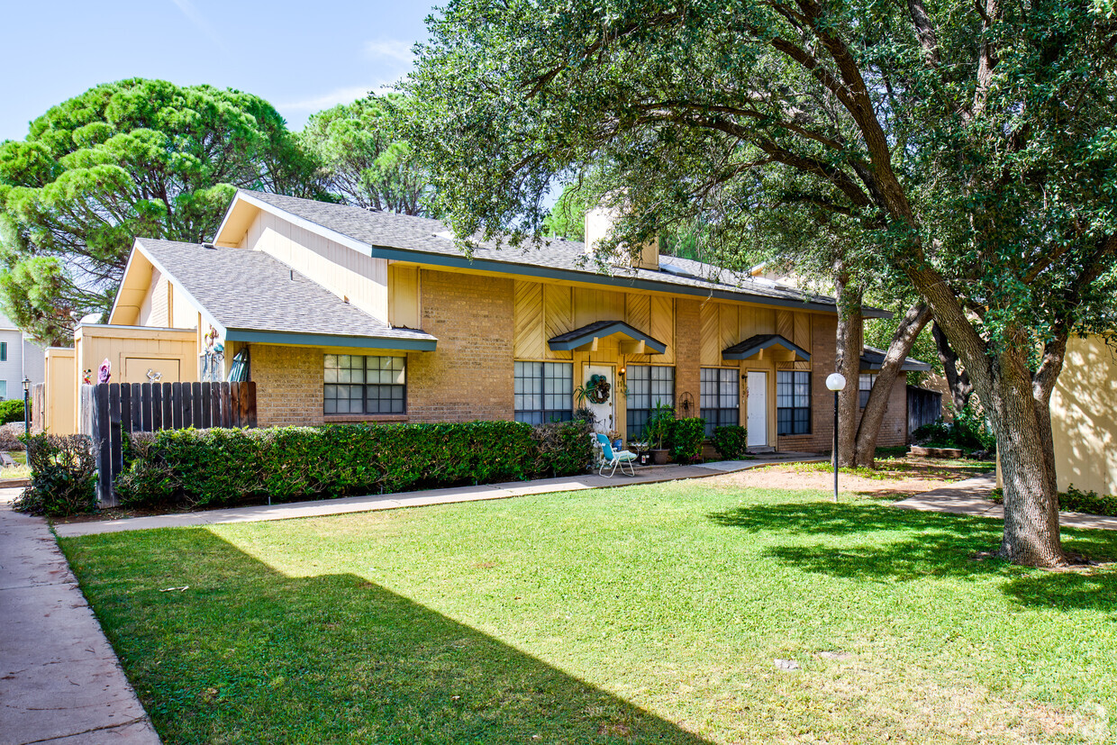 Primary Photo - Oakwood Manor Condominiums