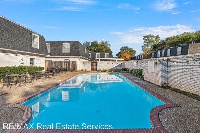 Building Photo - 2 br, 1.5 bath House - 3730 Fairfield Unit123