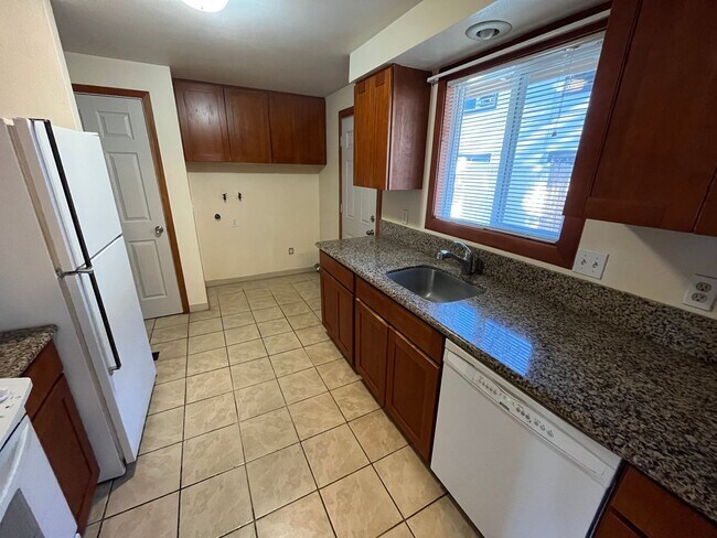 Foto del edificio - 2 Bed/1 Bath Duplex with Single Car Garage...
