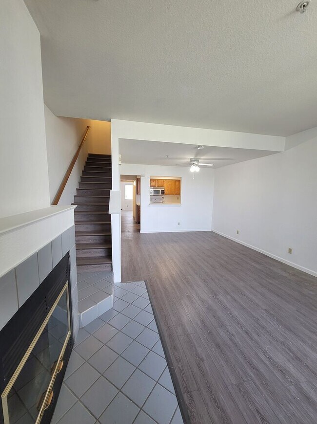 Building Photo - 3-bed 2-bath townhouse with a breathtaking...