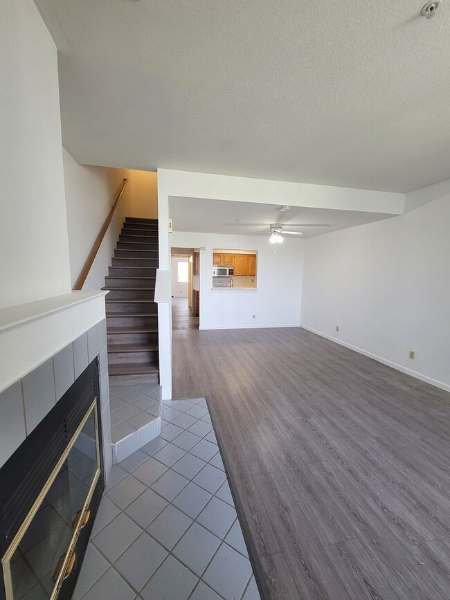 Foto del edificio - 3-bed 2-bath townhouse with a breathtaking...