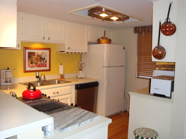 Full kitchen with hardwood floors - 1135 Barton Hills Dr