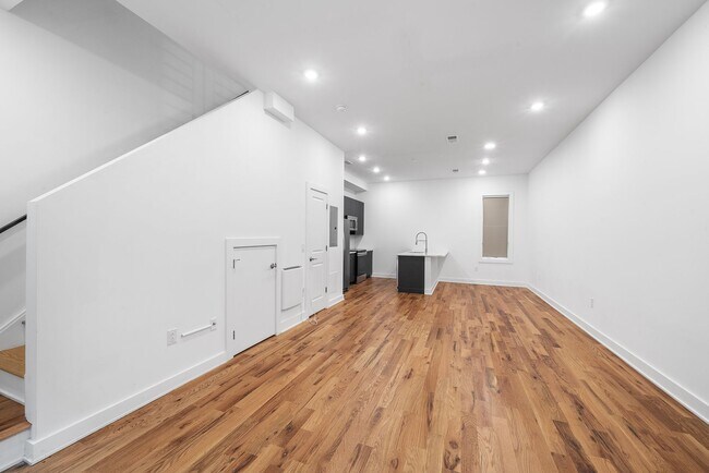 Foto del edificio - 4 Bed 3.5 Bath Townhomes 2176 sqft