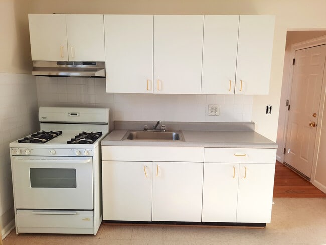 Kitchen - 7111 Palisade Ave