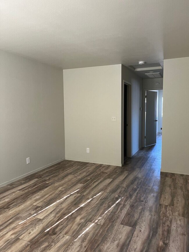 Building Photo - Two Bedroom Townhouse Style Apartment with...