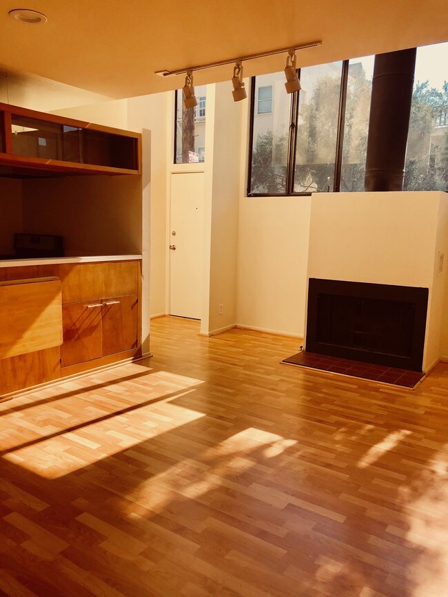 Sala de estar/chimenea - 37 Brooks Ave