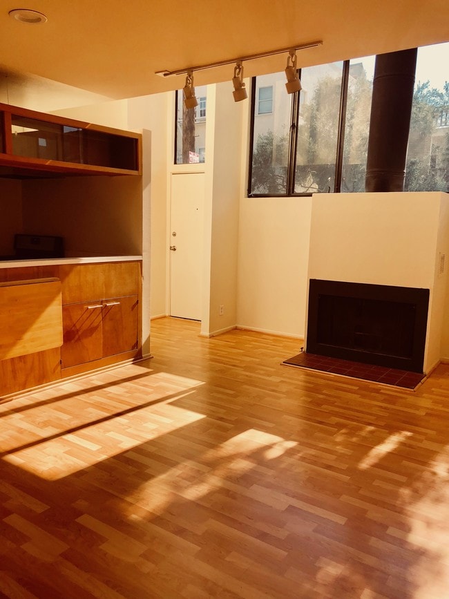 Living room / Fireplace - 37 Brooks Ave