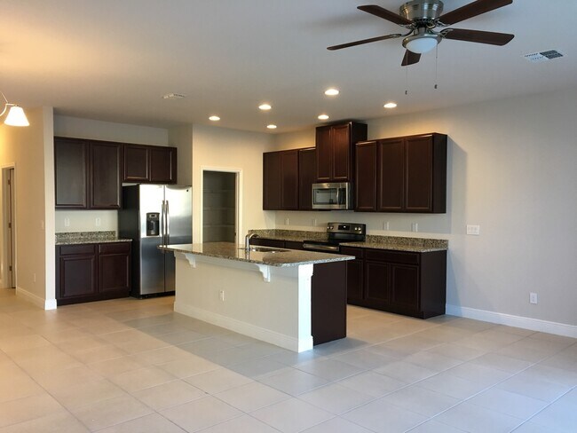 Building Photo - 3 bedroom, 2.5 bathrom townhome in Oviedo