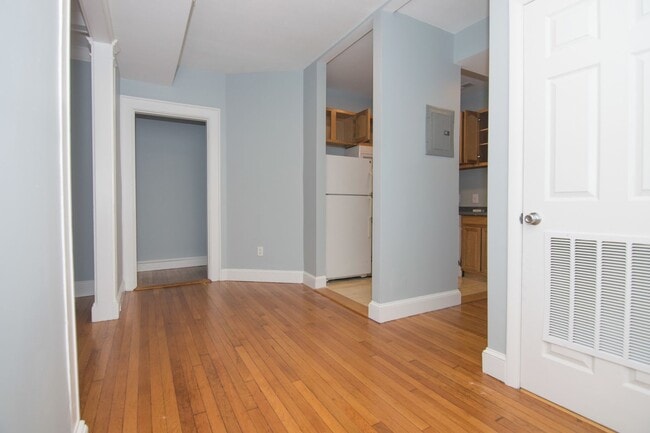 Building Photo - SEPT 4bed w/ 1.5 bath in Alston - B line! ...